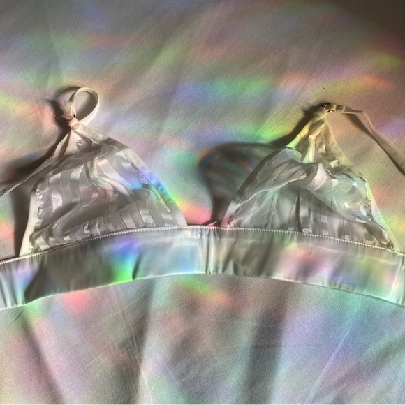 ZahLII Sleep. White triangle bralette. Size Small - Picture 6 of 6